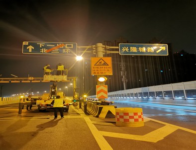 百色郑州市北三环彩虹桥交通标志牌安装现场